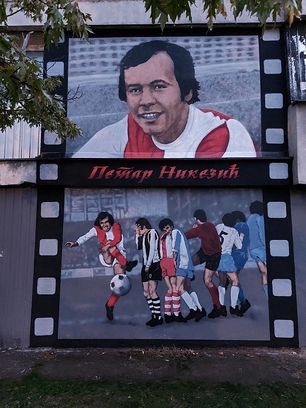 Legendarni fudbaler Petar Nikezić dobio mural na zgradi u kojoj je živeo