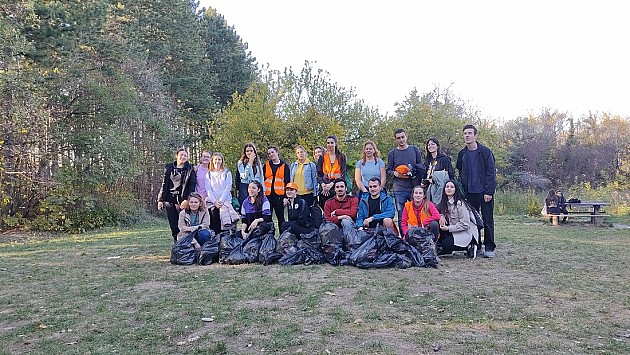 Studenti na Fruškoj gori pokupili više od 100 kg otpada