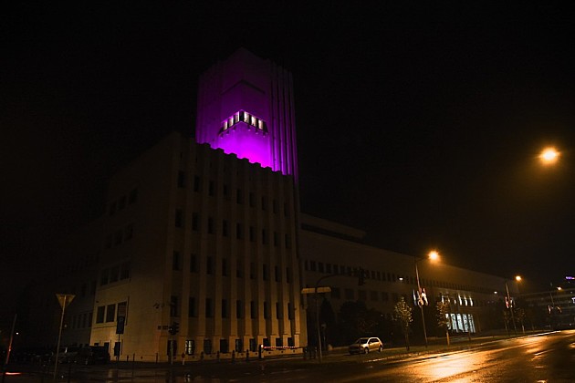 Zgrada Banovine osvetljena ružičastom bojom u znak borbe protiv raka dojke