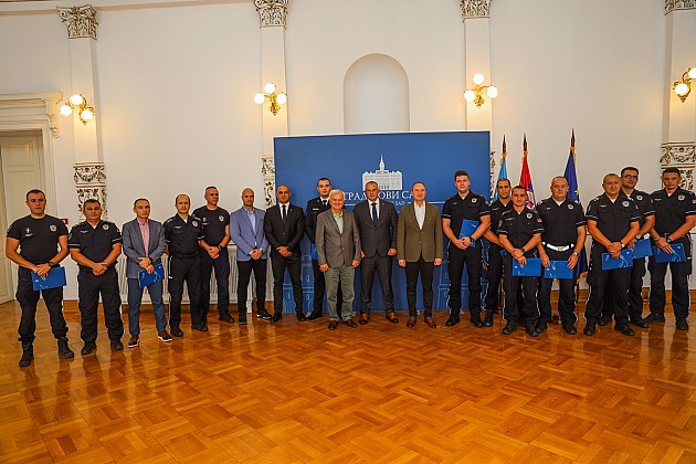 Grad nagradio desetoricu novosadskih policajaca sa po 40.000 dinara