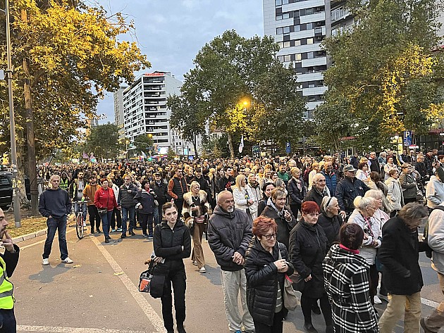 Šesnaestominutnom tišinom kod Železničke stanice završen protestni „Marš slobode” 