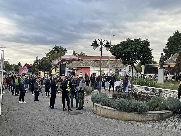 Pristalice vlasti blokirali Novo naselje, Detelinaru i centar Sremske Kamenice, policija nasilno odgurivala građane i novinare
