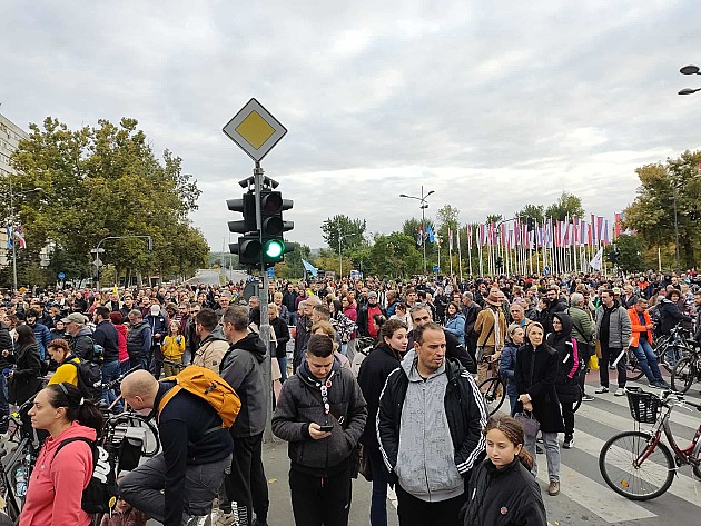 Šesnaestominutnom tišinom kod Železničke stanice završen protestni „Marš slobode” 