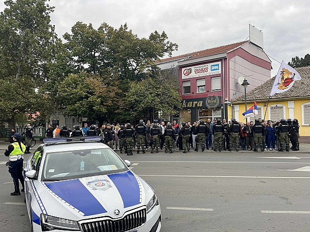 Pristalice vlasti blokirali Novo naselje, Detelinaru i centar Sremske Kamenice, policija nasilno odgurivala građane i novinare