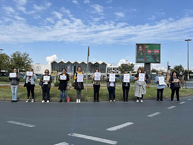 Novosađani tišinom ispred Železničke stanice i na više lokacija u gradu obeležili 11 meseci od tragedije