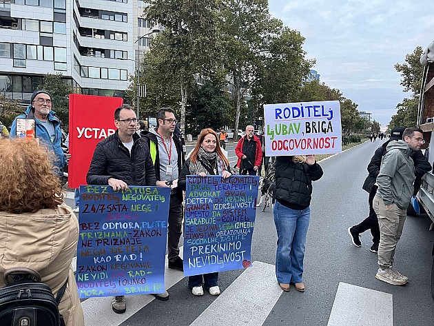 Šesnaestominutnom tišinom kod Železničke stanice završen protestni „Marš slobode” 