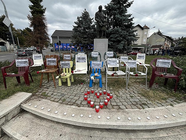 Pristalice vlasti blokirali Novo naselje, Detelinaru i centar Sremske Kamenice, policija nasilno odgurivala građane i novinare