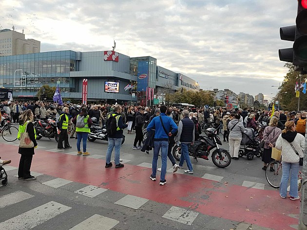Šesnaestominutnom tišinom kod Železničke stanice završen protestni „Marš slobode” 