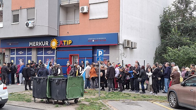 Pristalice vlasti blokirali Novo naselje, Detelinaru i centar Sremske Kamenice, policija nasilno odgurivala građane i novinare