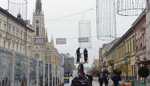 Počelo novogodišnje ukrašavanje ulica
