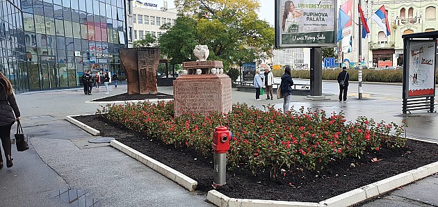 Spomenik porodice Čenazi ponovo na Bulevaru Mihajla Pupina
