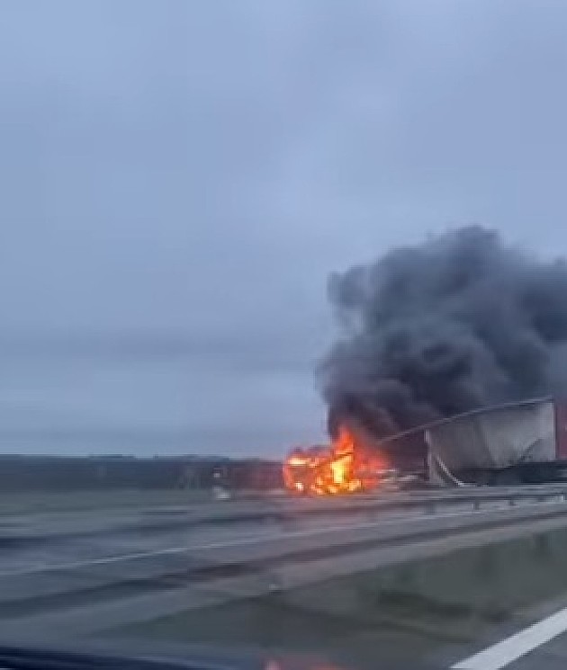 Kamion izgoreo nakon sudara sa drugim kamionom na autoputu ka Novom Sadu