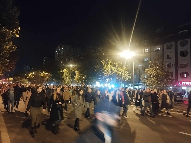 Više desetina hiljada građana na protestu, fekalijama i crvenom farbom zasuli Gradsku kuću, maskirani mladići je demolirali