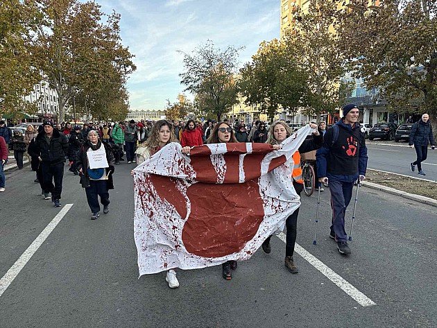 Održana protestna šetnja duž Bulevara oslobođenja, demonstranti ostavili tragove krvavih ruku 