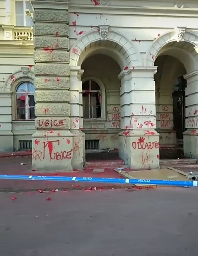 Posle protesta na kojem je bilo 22.000 ljudi Gradska kuća demolirana, policija radi uviđaj