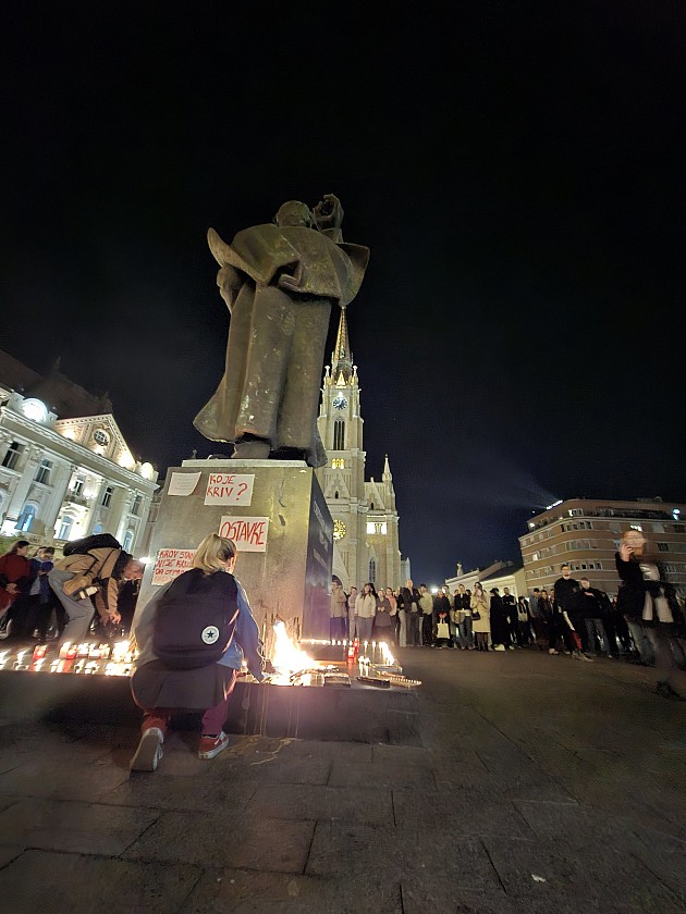 Građani pale sveće kod Gradske kuće