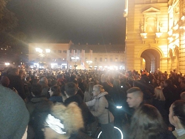 Više desetina hiljada građana na protestu, fekalijama i crvenom farbom zasuli Gradsku kuću, maskirani mladići je demolirali