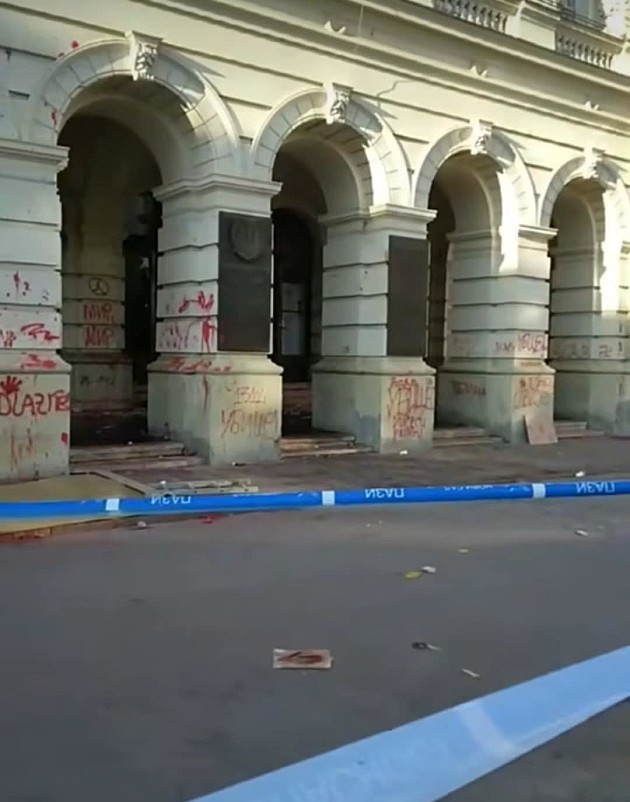 Posle protesta na kojem je bilo 22.000 ljudi Gradska kuća demolirana, policija radi uviđaj