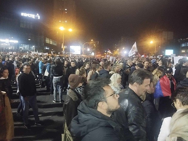 Više desetina hiljada građana na protestu, fekalijama i crvenom farbom zasuli Gradsku kuću, maskirani mladići je demolirali