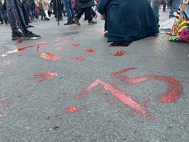 Održana protestna šetnja duž Bulevara oslobođenja, demonstranti ostavili tragove krvavih ruku 