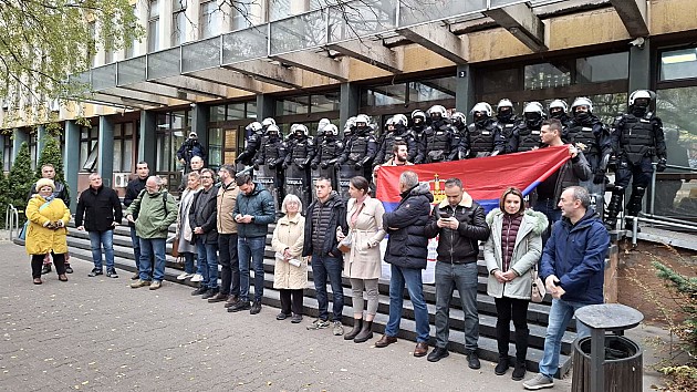 Opozicija ponovo blokirala ulaz u sud i tužilaštvo, sutra nastavak