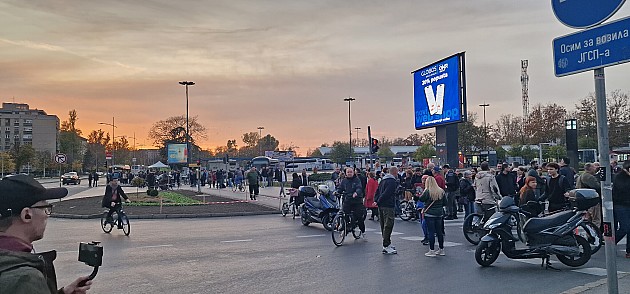 Nakon blokade Međumesne autobuske stanice, građani otišli do Banovine da podrže Milomira Jaćimovića