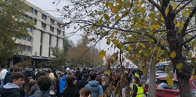 Srednjoškolci i prosvetni radnici bojkotovali nastavu, pružili podršku Jaćimovićima i Dijani Hrki