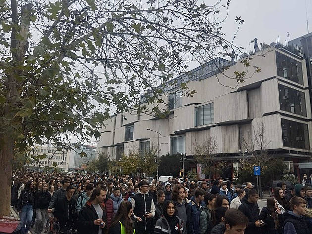 Srednjoškolci i prosvetni radnici bojkotovali nastavu, pružili podršku Jaćimovićima i Dijani Hrki
