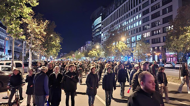 Novosađani se i sinoć okupili na skupu podrške Dijani Hrki, troje privedeno zbog šaranja prostorija SNS