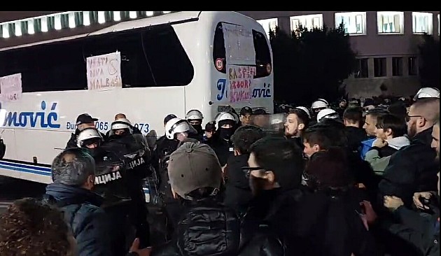 Uz policijsku intervenciju, odšlepan autobus Milomira Jaćimovića koji je jutros vraćen, ima povređenih i privedenih