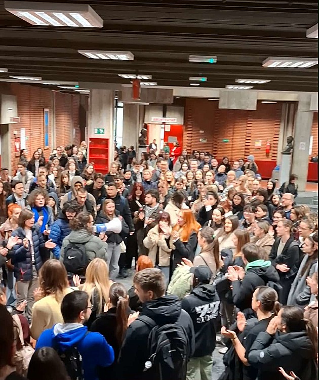 Protest na Filozofskom fakultetu zbog upisa i u znak podrške profesorki Kleut 