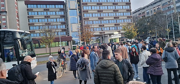 Nakon blokade Međumesne autobuske stanice, građani otišli do Banovine da podrže Milomira Jaćimovića