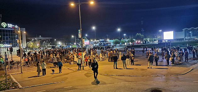 Nakon blokade Međumesne autobuske stanice, građani otišli do Banovine da podrže Milomira Jaćimovića