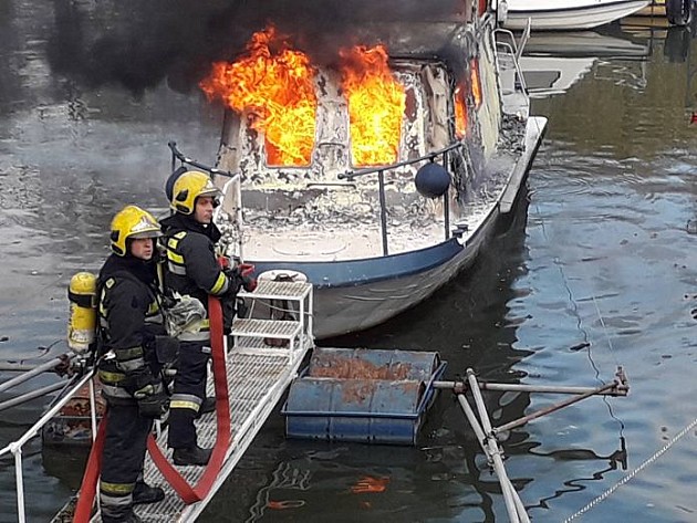 Izgoreo mali brod na Dunavu kod Petrovaradina