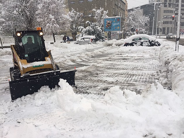 Prohodni putevi u gradu, čisti se sneg u okolnim naseljima