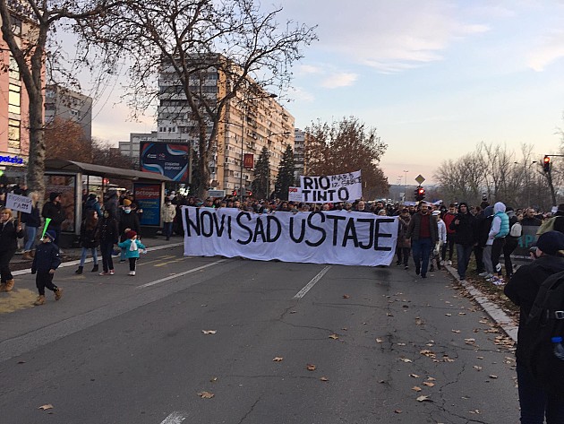 Demonstracije u Novom Sadu završene protestnom šetnjom do Varadinskog mosta