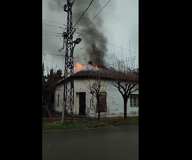 Ugašen požar u kući na Telepu, nema povređenih