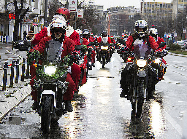 Moto Deda Mrazovi podelili poklone i slatkiše malim Novosađanima