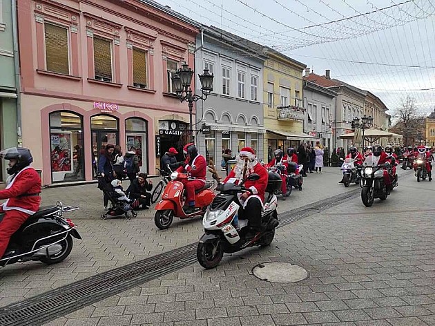 Moto Deda Mrazovi prodefilovali kroz grad