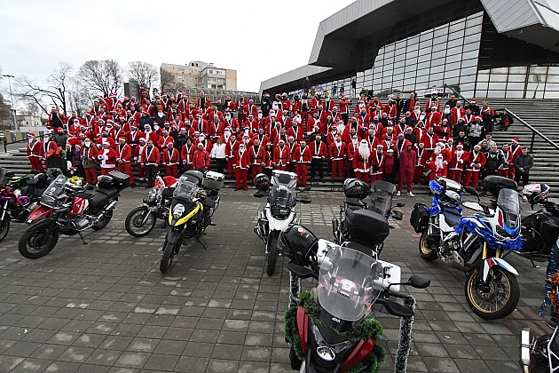 Moto Deda Mrazovi razdelili poklone mališanima širom Novog Sada