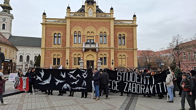 Novi Sad stao na 15 minuta za 15 žrtava, nasilnici autom krenuli na građane kod Futoške pijace 