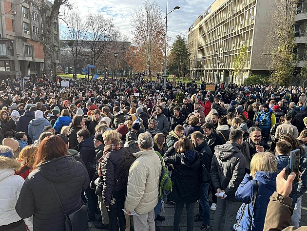 Farbanjem pločnika u crveno završen skup podrške studentima kod Rektorata