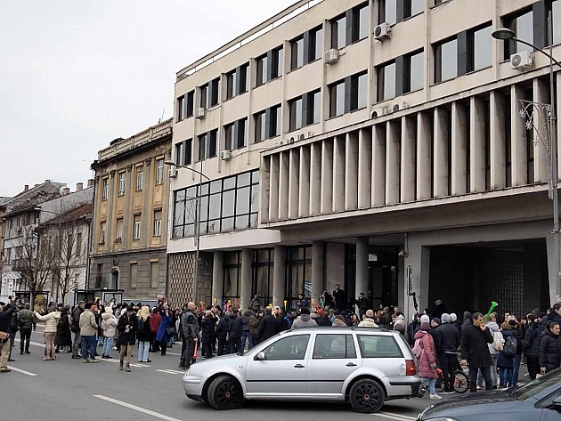 Protest garađana ispred Skupštine grada Novog Sada, odbornici odlučuju o smeni gradonačelnika