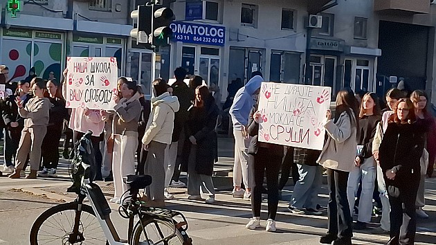 Veliki broj učenika i studenata i danas odao poštu stradalima na Železničkoj stanici