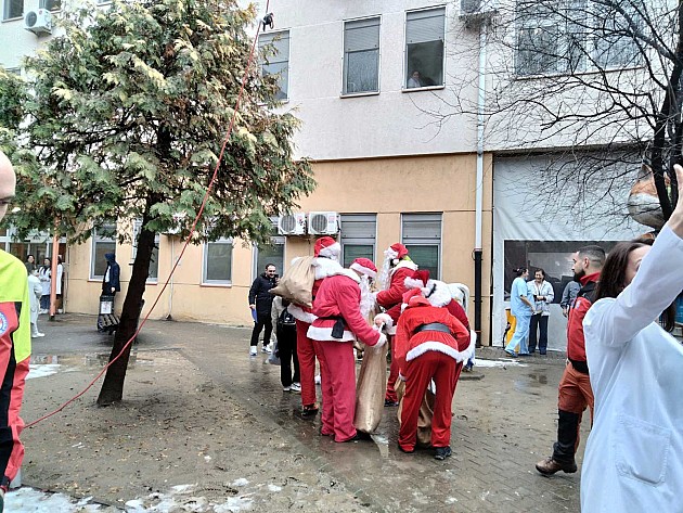 Deda Mrazevi GSS-a spustili se sa krova Dečije bolnice i doneli poklone malim pacijentima 