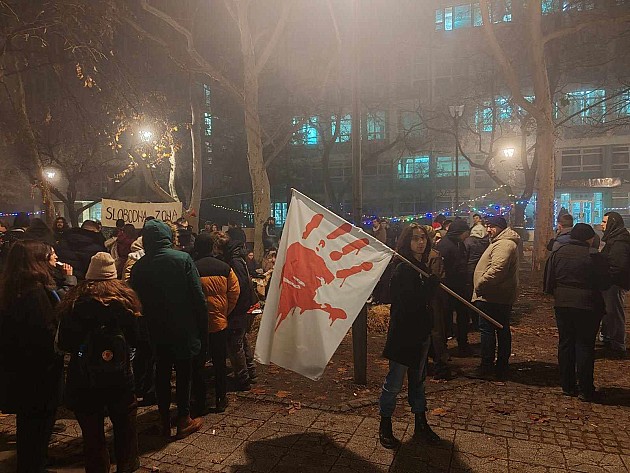 Poljoprivrednici i studenti druže se u kampusu uz logorsku vatru i čaj