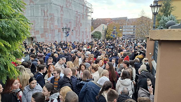 Više hiljada Novosađana na javnom času pred Zmaj Jovinom gimnazijom 