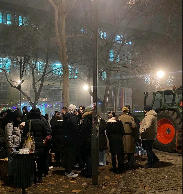 Poljoprivrednici i studenti druže se u kampusu uz logorsku vatru i čaj