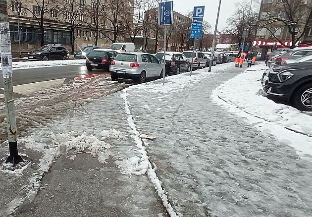 NSBI: Putevi i trotoari u Novom Sadu očišćeni od snega, ali biciklističke staze ne