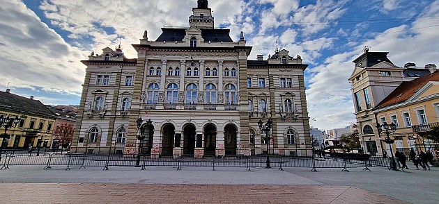 (FOTO) Trg slobode ofarban u crveno